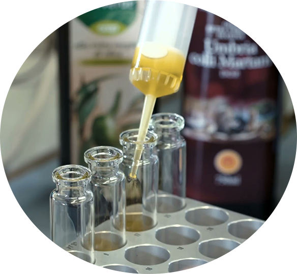 liquido depositato in provette in laboratorio
