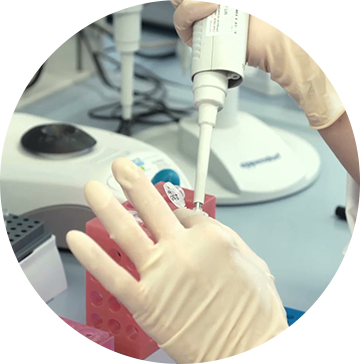 Inserimento di liquido in provetta in laboratorio