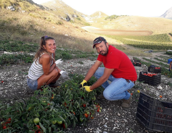 2 volontari del progetto curano un orto