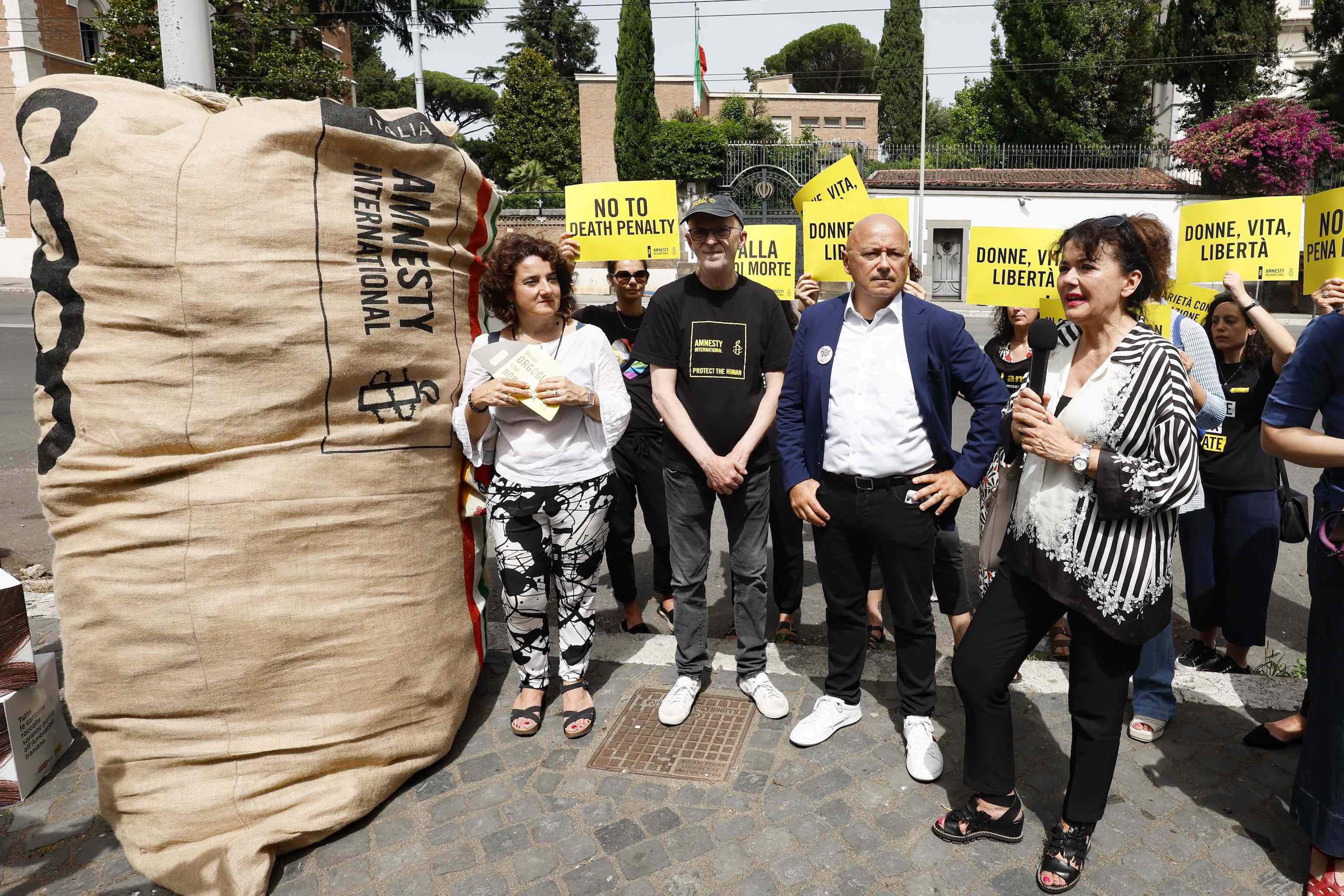 rappresentanti coop e amnesty international davanti all'ambasciata iraniana a roma