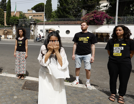 attiviste davanti ambasciata iraniana a roma con coop