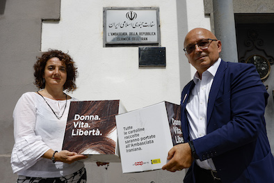 rappresentanti coop e amnesty international davanti ambasciata iraniana