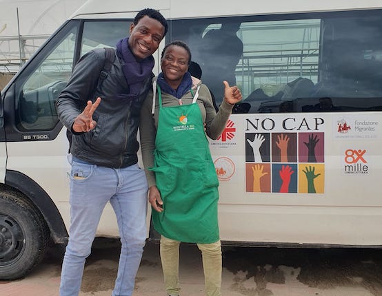 tina e yvan davanti al furgone