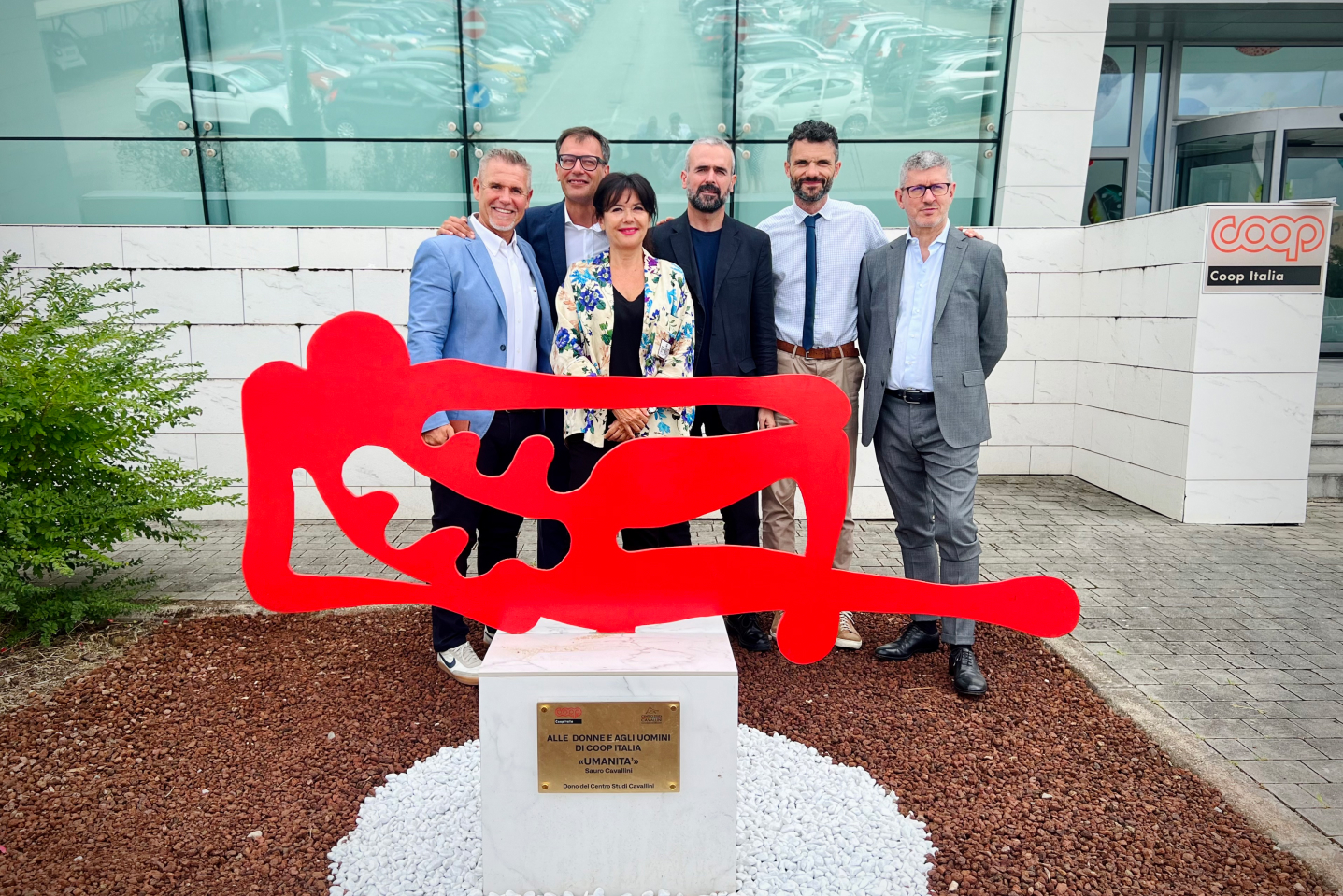 Autorità Coop con scultura Umanità